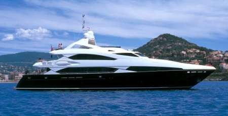 high-speed-boat-chases-sunseeker-luxury-yachts-in-quantum-of-solace